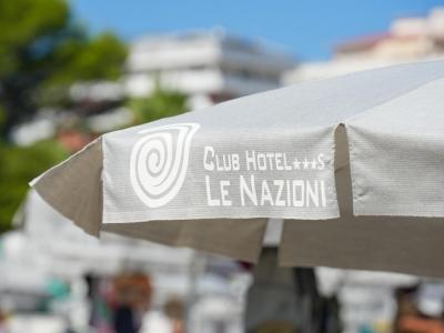 Parasol du Club Hotel Le Nazioni avec logo et étoiles.
