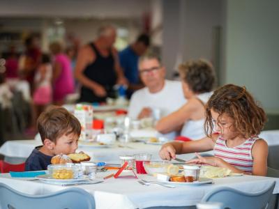 Bambini fanno colazione insieme, atmosfera serena e conviviale.