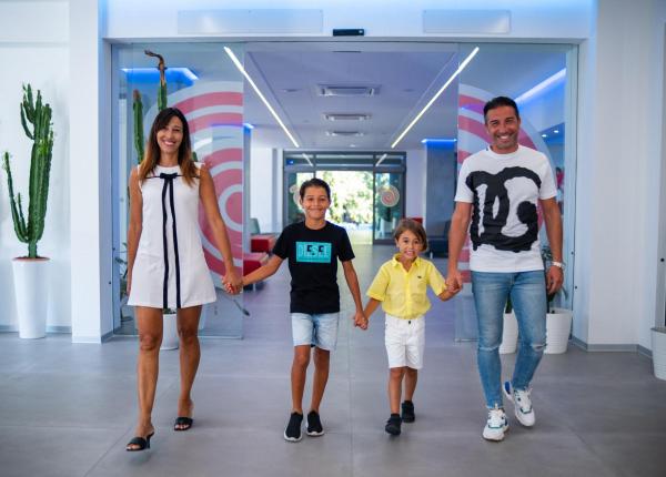 Famille heureuse marchant main dans la main dans un cadre moderne.