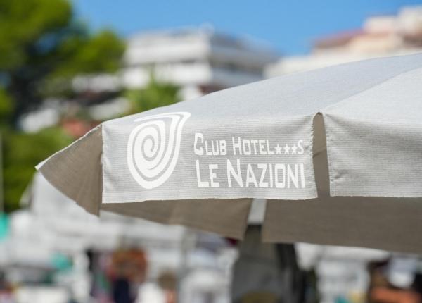 Parasol du Club Hotel Le Nazioni avec logo et étoiles.