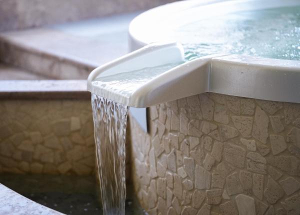 Acqua che scorre da una spa in pietra.