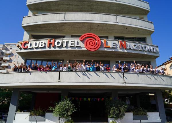 Groupe de personnes sur le balcon du Club Hotel Le Nazioni.